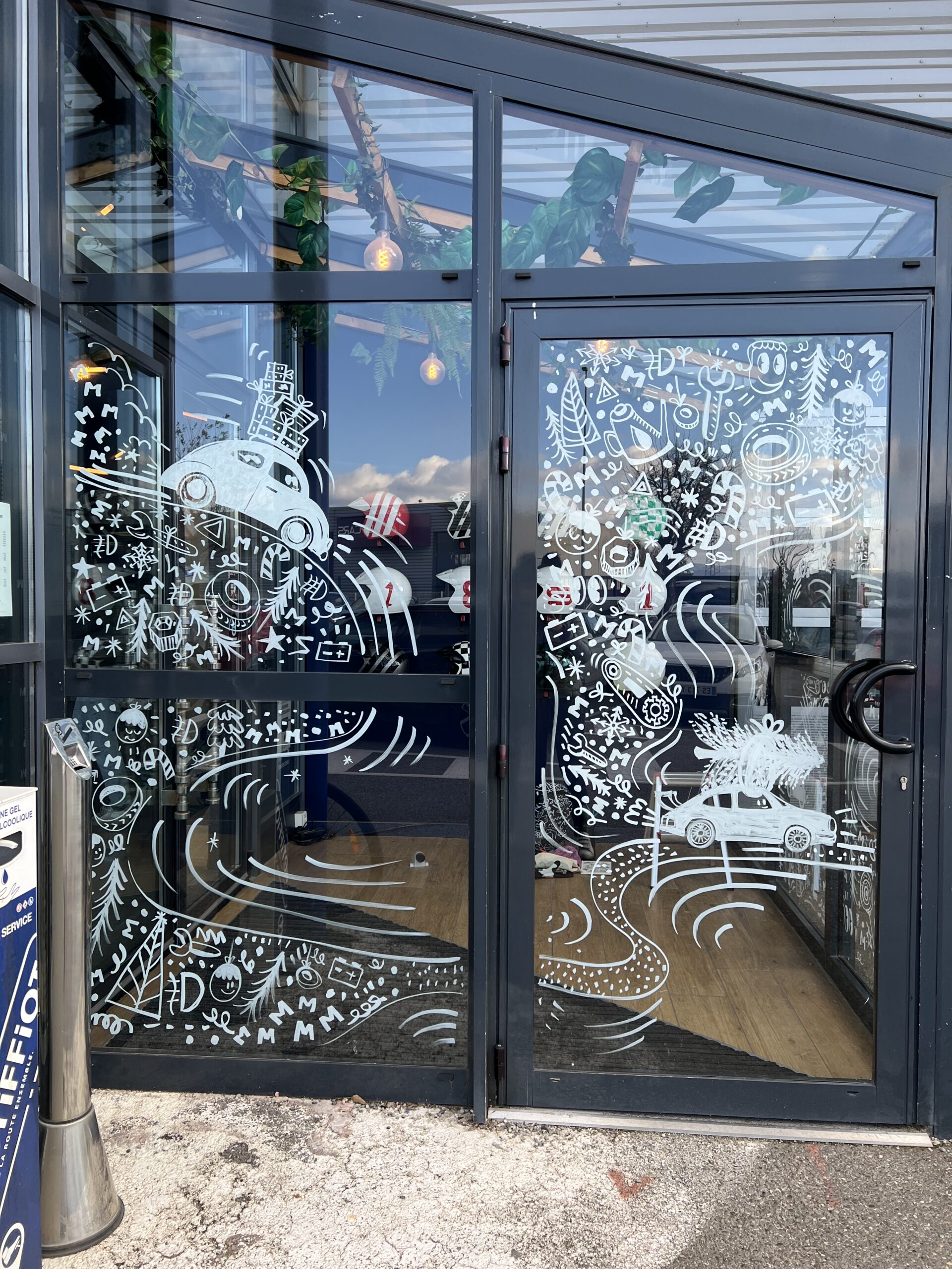 Décoration de vitrine de Noël à Valence et Romans : Créez la magie sur vos vitrines avec une fresque dessinée à la main !